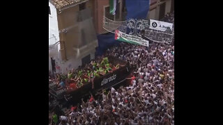 Un pueblo de España se tiñe de rojo celebrando su tradicional Tomatina