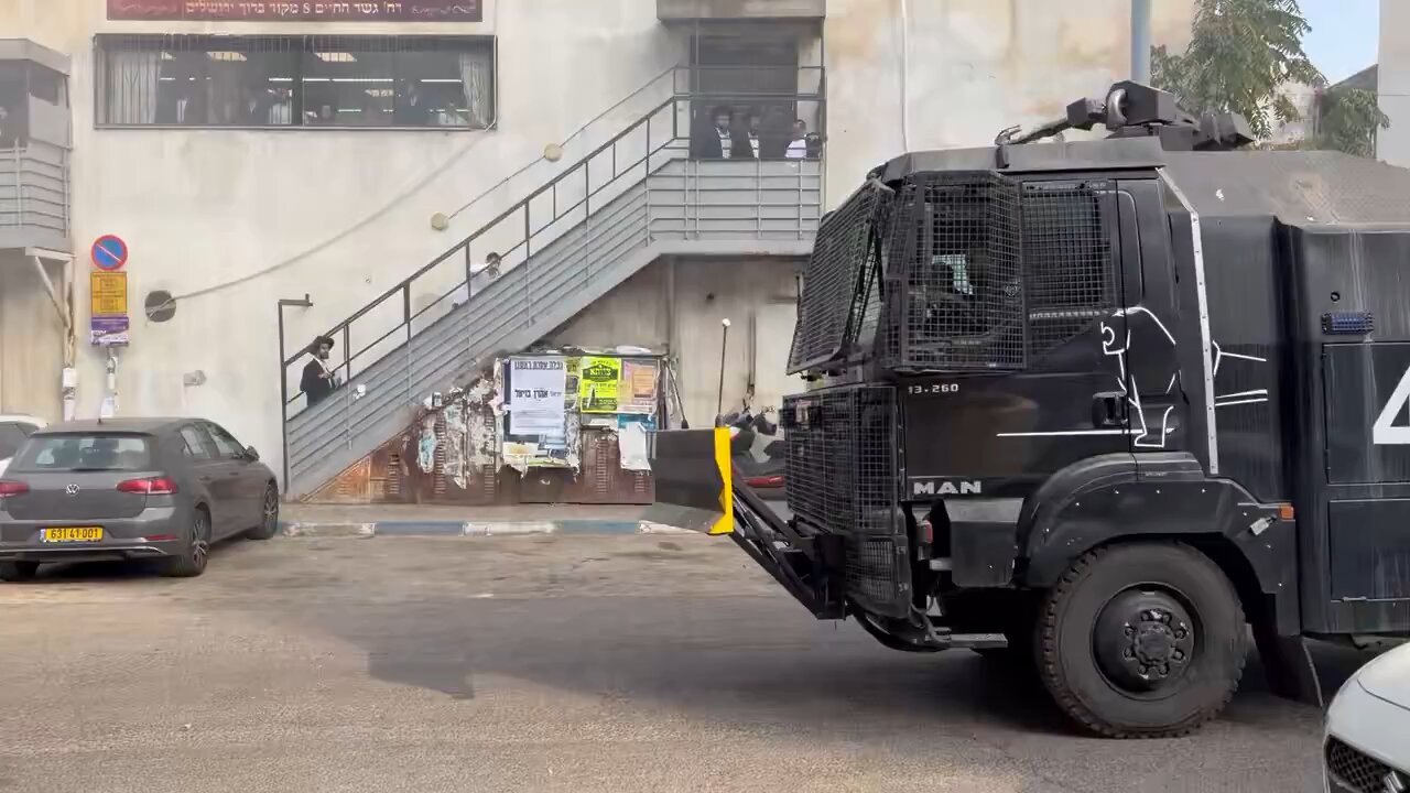 🚨 Haredis protest IDF draft, laying down in the streets, setting dumpster alight