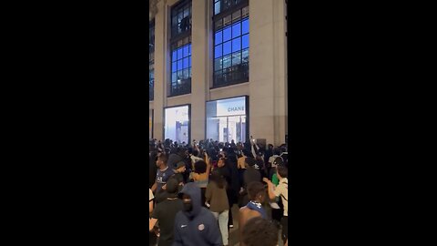 🚨 BREAKING: Looting happening right now in Paris.