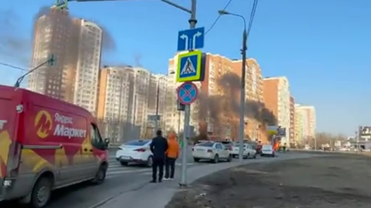 Tesla Bursts Into Flames While Driving in Moscow 🔥🚗 | Khodynka Boulevard Incident