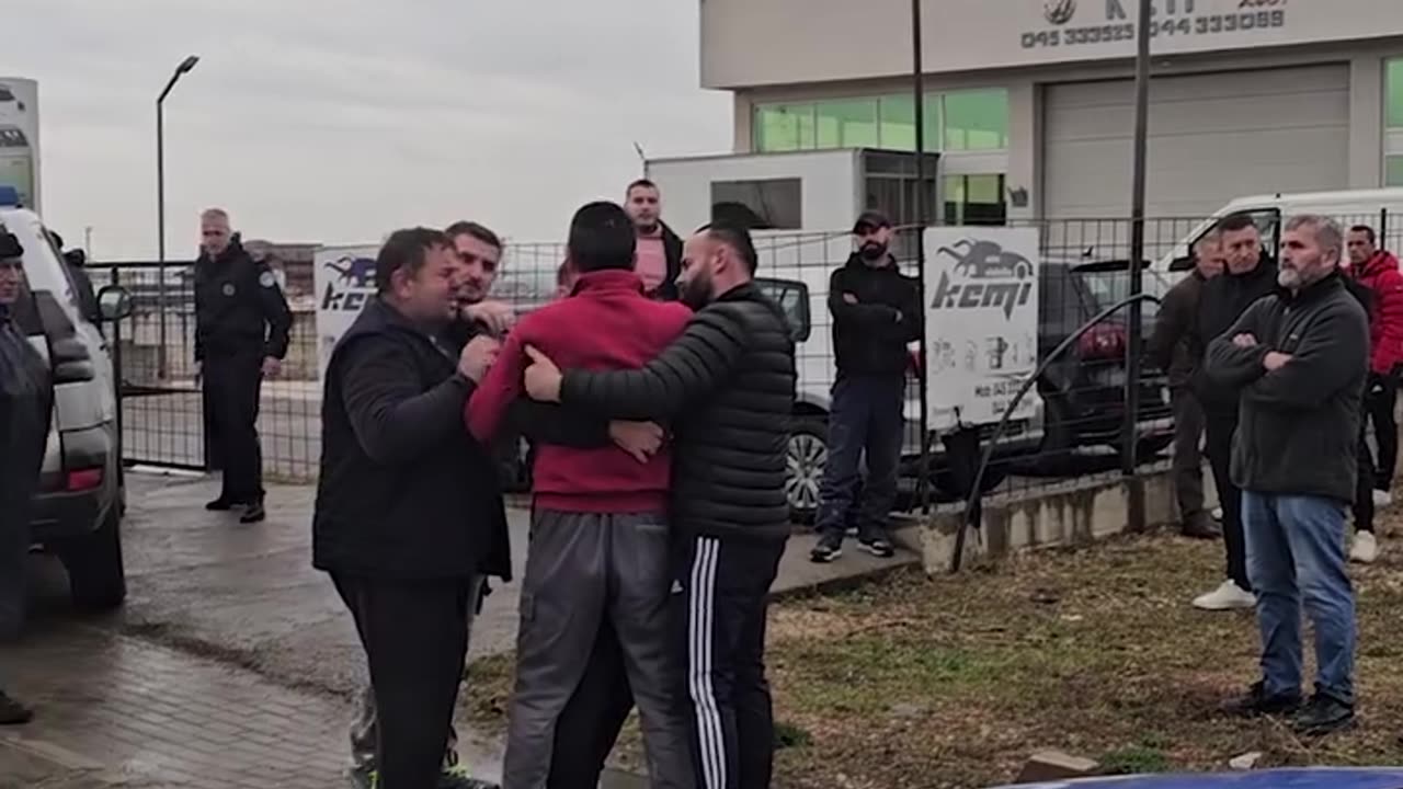 Mbërrin në vendgjarje dhe bashkëshorti i viktimës në Vushtri