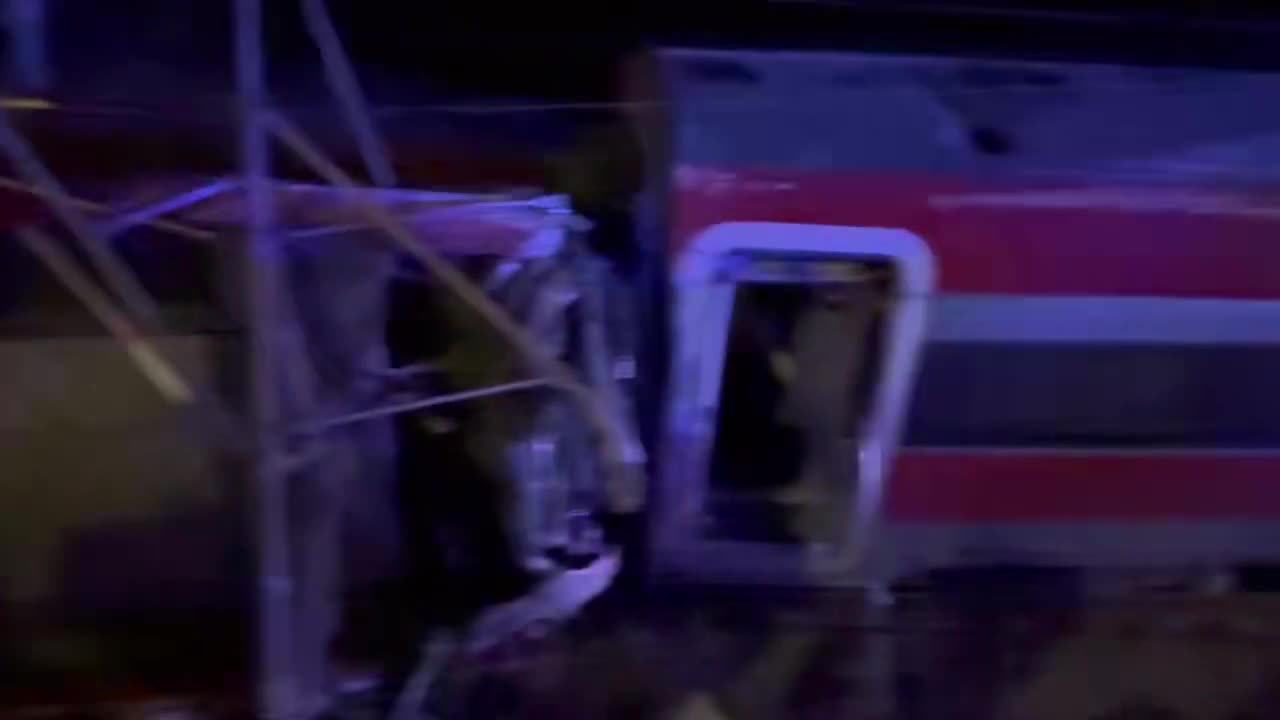 Dos trenes descarrilan en Córdoba, España