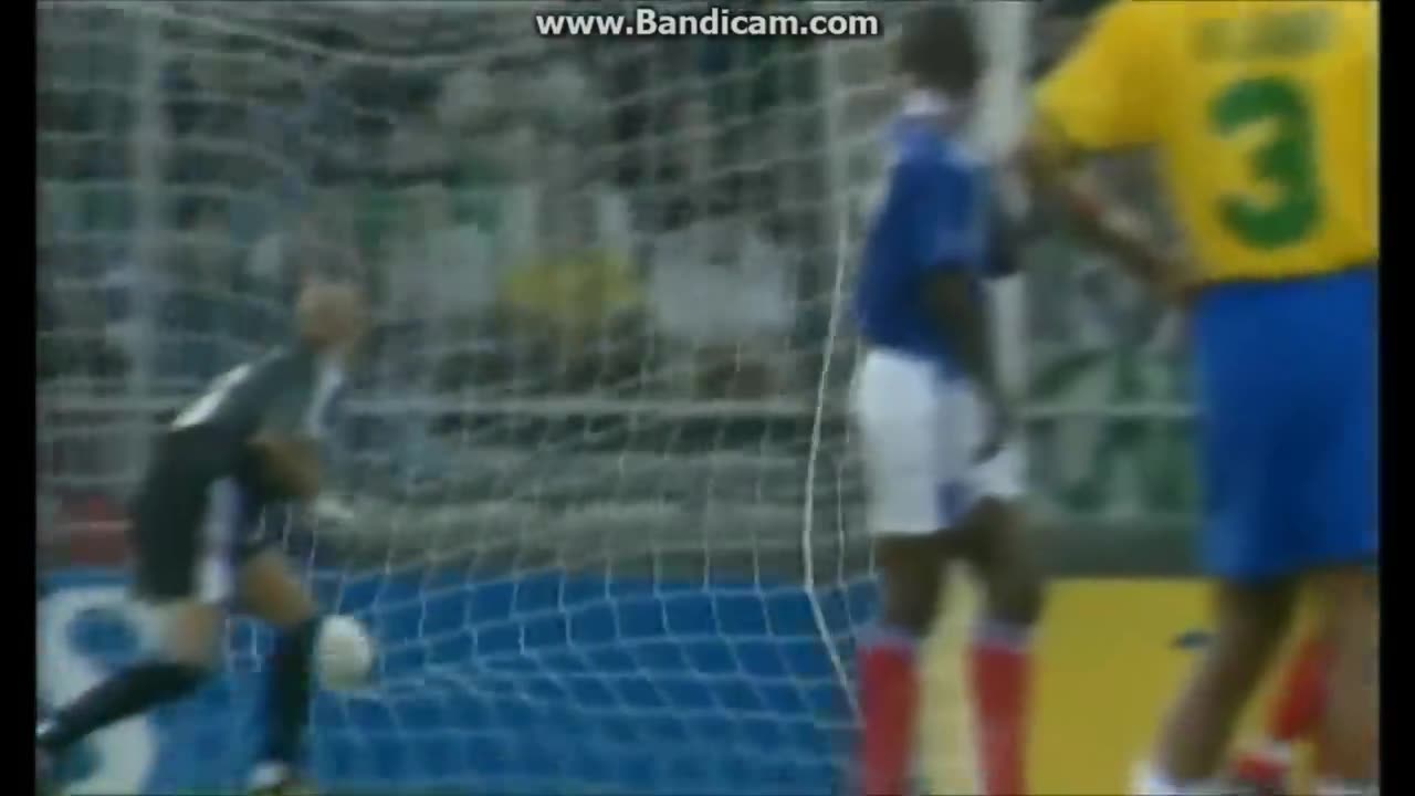 Free kick for Brazil_RobertoCarlos