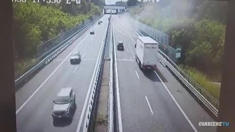19 maggio 2025 Un pullman con una scolaresca a bordo ha tamponato un tir