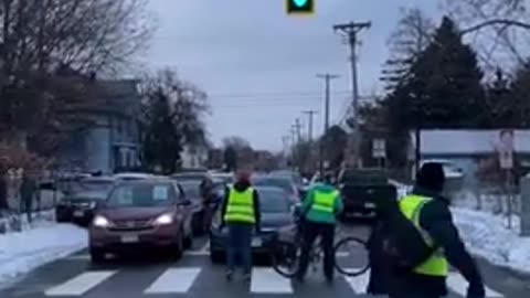 Shitlib mob attack truck in Minneapolis