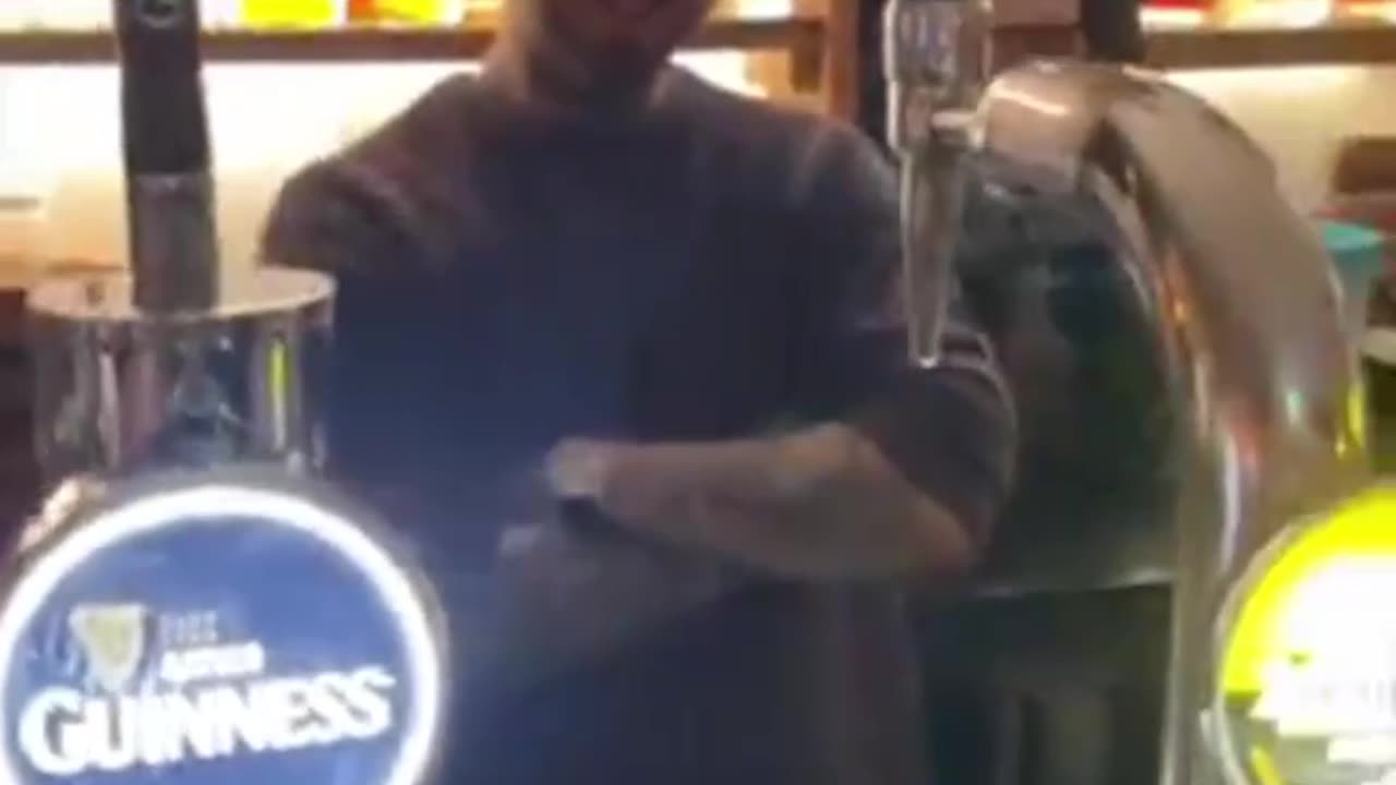 האם זה אמיתי? תיעוד שנוי במחלוקת מסתובב ברשת בקצב מסחרר, קרינת הפלאפון העוצמתית גרמה לבקבוק להיפתח