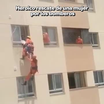 Bomberos salvan a mujer en peligro de caer por la ventana