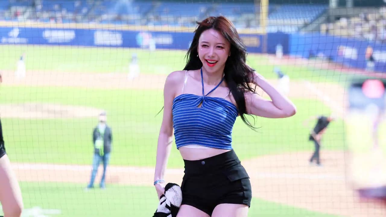 Lee Ju-Eun, Lee Ya-Young, Nam Min-Jung, Wei Hsin Halftime Solo Performance