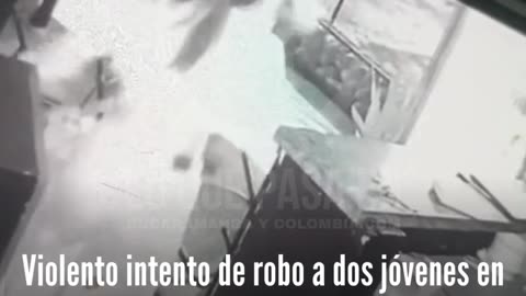 Violento intento de robo a dos jóvenes en un local quedó grabado en impactante video