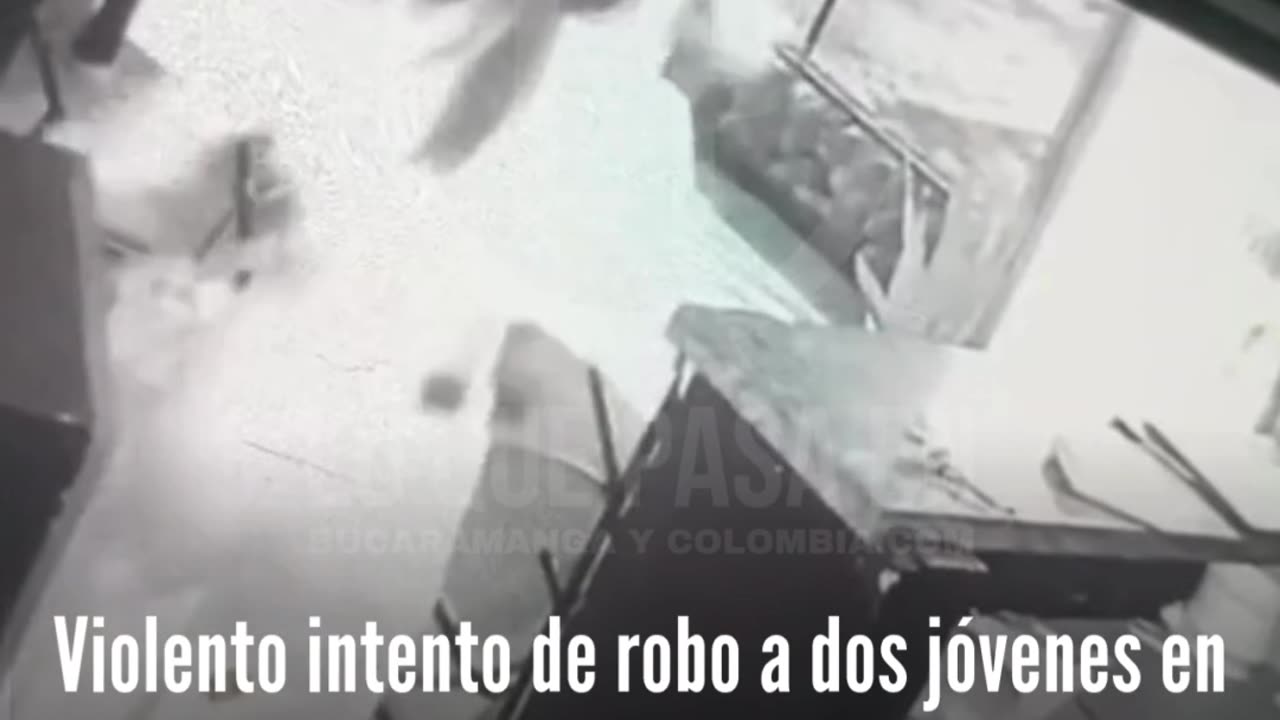 Violento intento de robo a dos jóvenes en un local quedó grabado en impactante video
