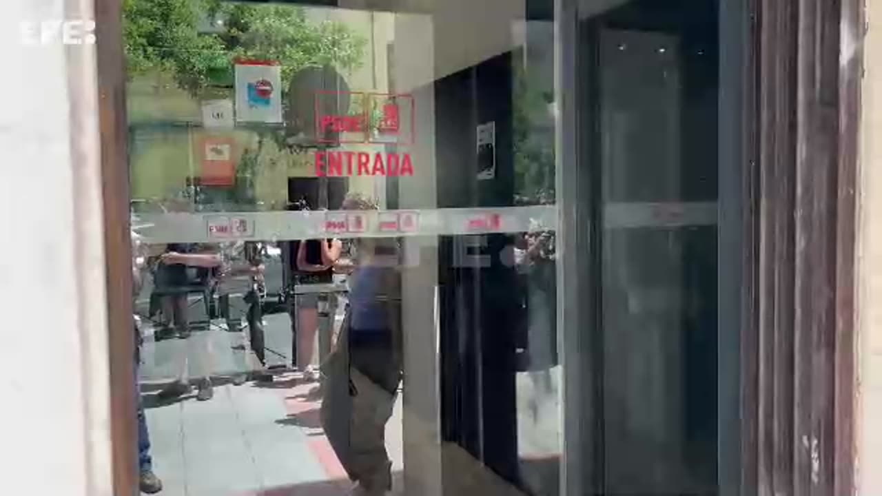 2.- La Guardia Civil entra en la sede del PSOE por CORRUPCIÓN)