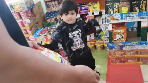 Nanglaag Mi Nilang Grey Namalit Ug Makaon Sa Seven Eleven