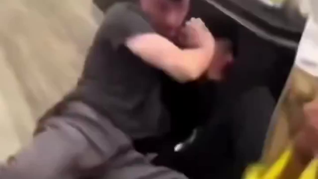 Shoplifter gets humbled by a random guy