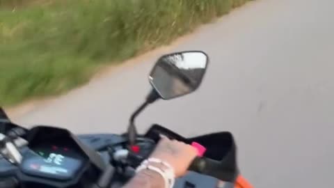 Me vëllain hipur në motor, Gjesti publikon pamje nga fshati i tij