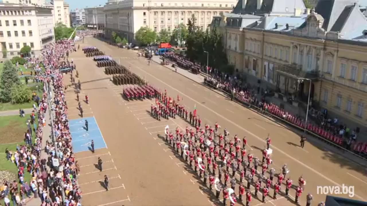 Военен парад в центъра на София.
