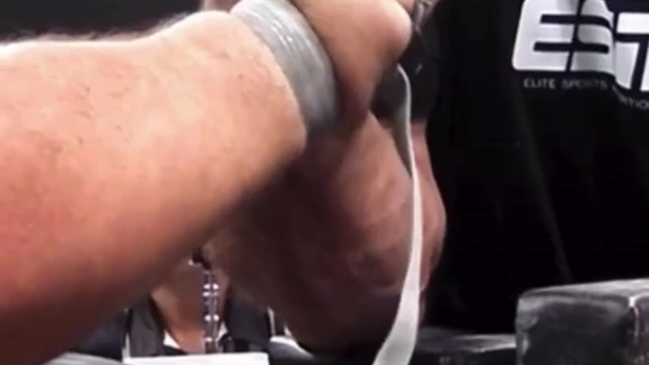 Head-to-Head Arm Wrestling Action 💥