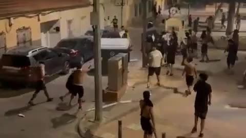 VIDEO INEDITO #Torrepacheco jovenes con armas escoltados por policia #falseflag