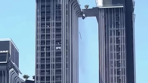 How Do Skybridges Survive Earthquakes? 🤔