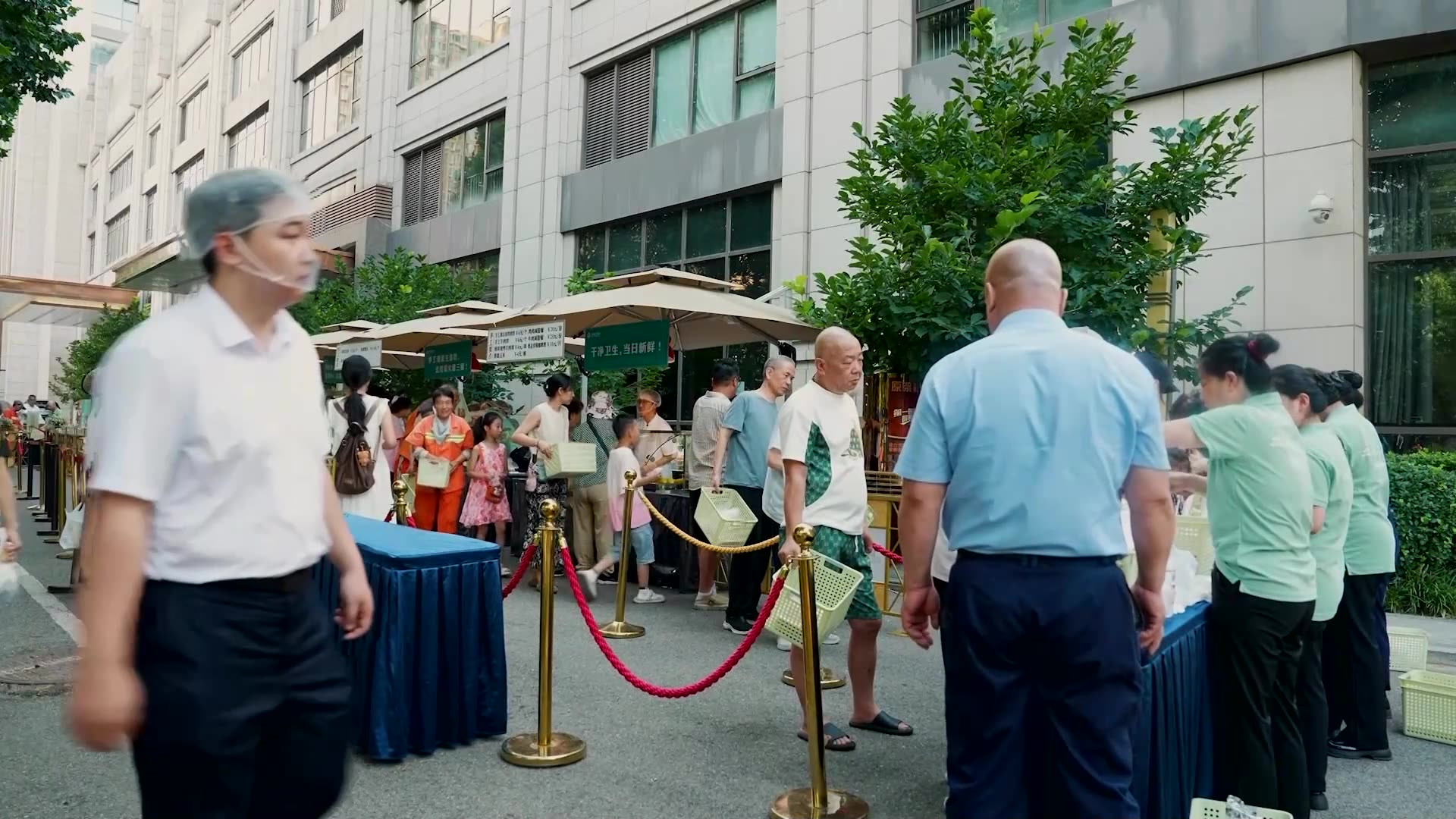 Chinese hotels turn to hawking food as guests tighten belts