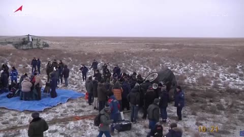 Soyuz spacecraft brings Russians, American back to Earth