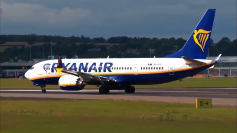 Boeing 737 MAX 8 Ryanair lifts off near close to runway threshold