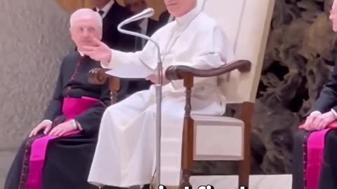 El papa León XIV bromea en su primer encuentro con la prensa