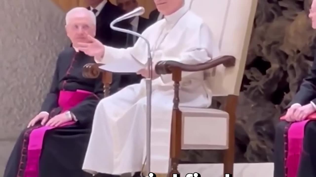 El papa León XIV bromea en su primer encuentro con la prensa