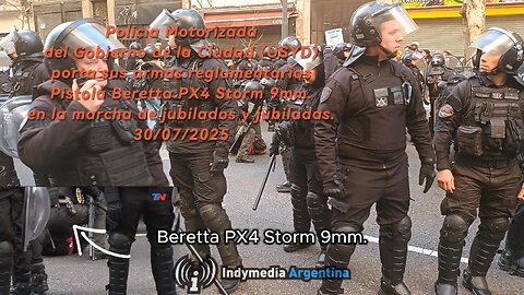 Policía Motorizada de la Ciudad porta sus armas 9mm. en la marcha de jubilados 30/07/2025
