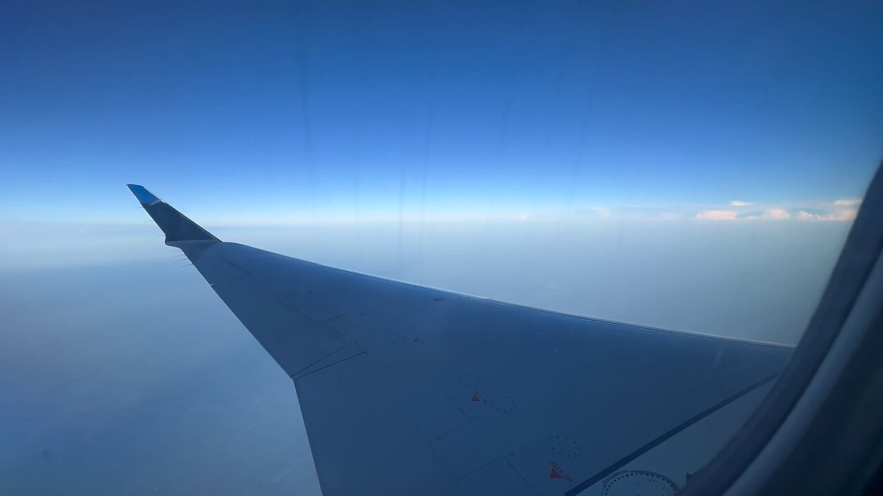 CURVE OF THE EARTH FROM AN AIRPLANE