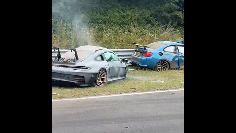 Porsche 911 y BMW M2 chocan a toda velocidad durante una carrera