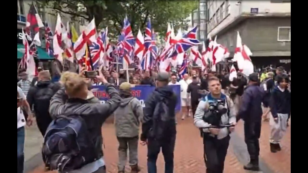 Thousands in Birmingham chant "Terrorist scum, off our streets!" call for Trump style deportations