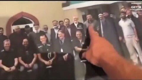 "Tommy Robinson Reveals Shocking Ties: Senior Officers and Rape Gangs Unmasked"