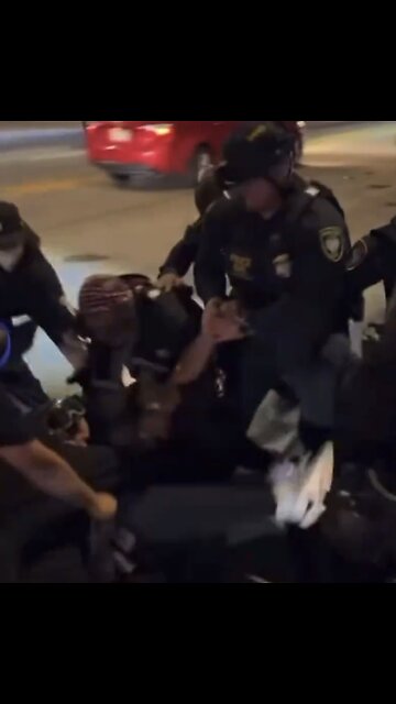 POLICE OFFICERS APPREHEND👮‍♂️🧟‍♂️👮🏻‍♀️📸PAID AGITATORS AT IMMIGRATION CENTER IN L.A👮🧟‍♀️🏬🚓🥷💫