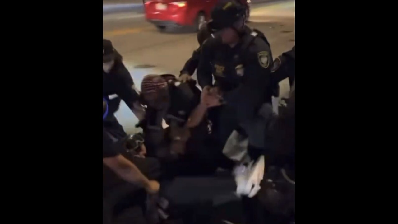 POLICE OFFICERS APPREHEND👮‍♂️🧟‍♂️👮🏻‍♀️📸PAID AGITATORS AT IMMIGRATION CENTER IN L.A👮🧟‍♀️🏬🚓🥷💫