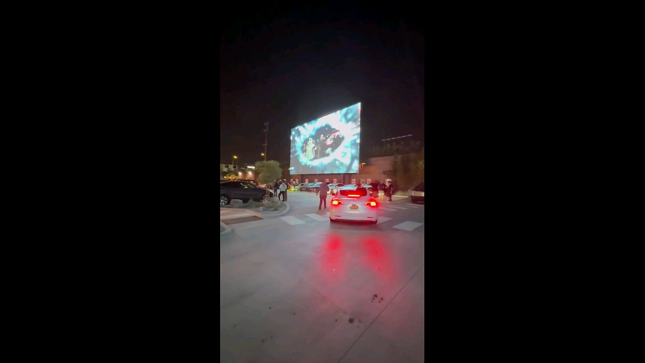 Tesla Diner is so crowded tonight.