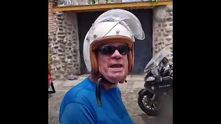 Extranjero bloquea el paso a un autobús con su moto
