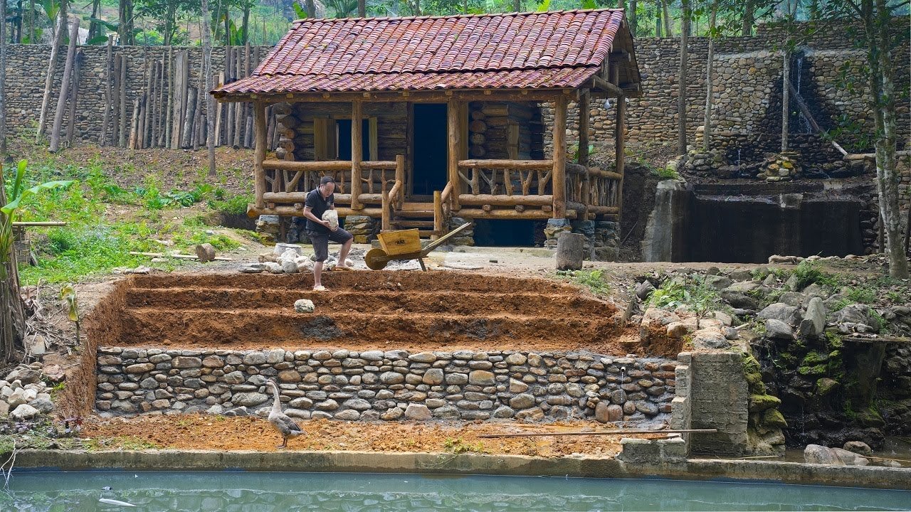 Digging the ground, build foundation for the primitive rice pounding mortar | Grow corn to feed fish