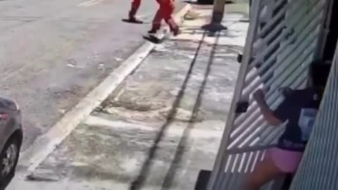 Una mujer defiende a su familia de un asalto