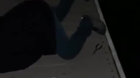 Dude tries to get a cool photo while holding a Stingray and quickly finds out