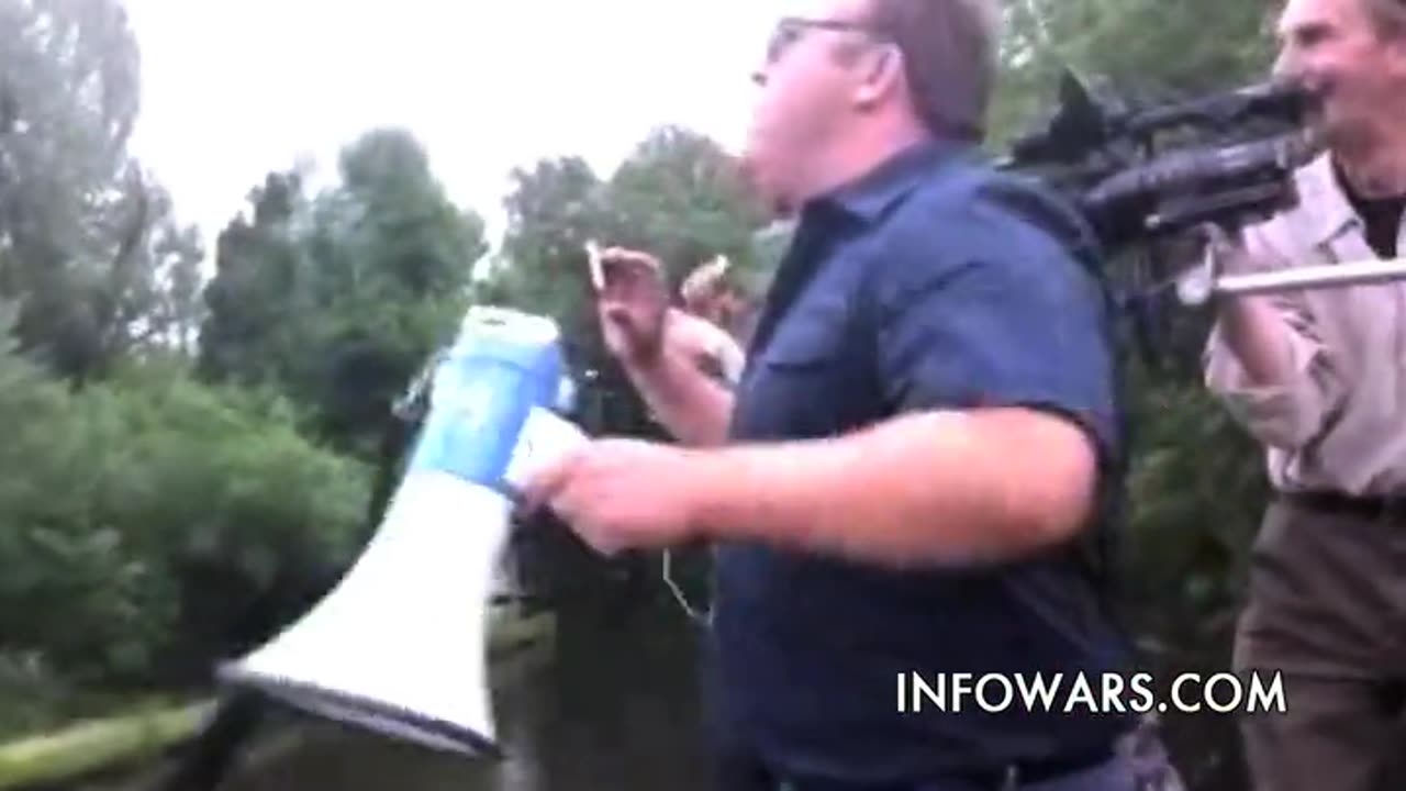 Alex Jones Infiltrates Bilderberg by Boat