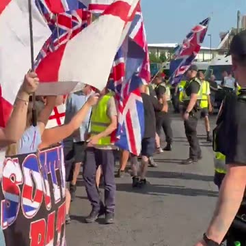 Huge crowds of patriots protest outside migrant hotel in Southampton