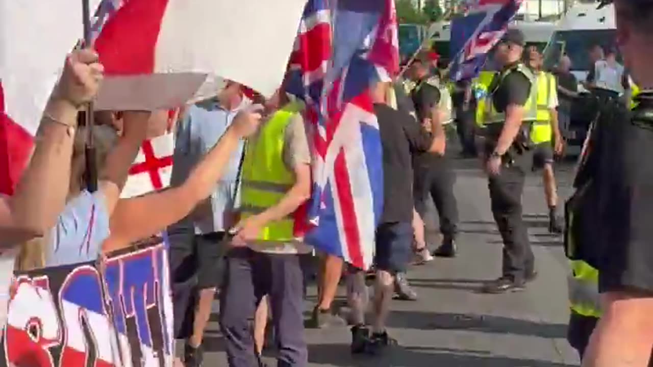 Huge crowds of patriots protest outside migrant hotel in Southampton