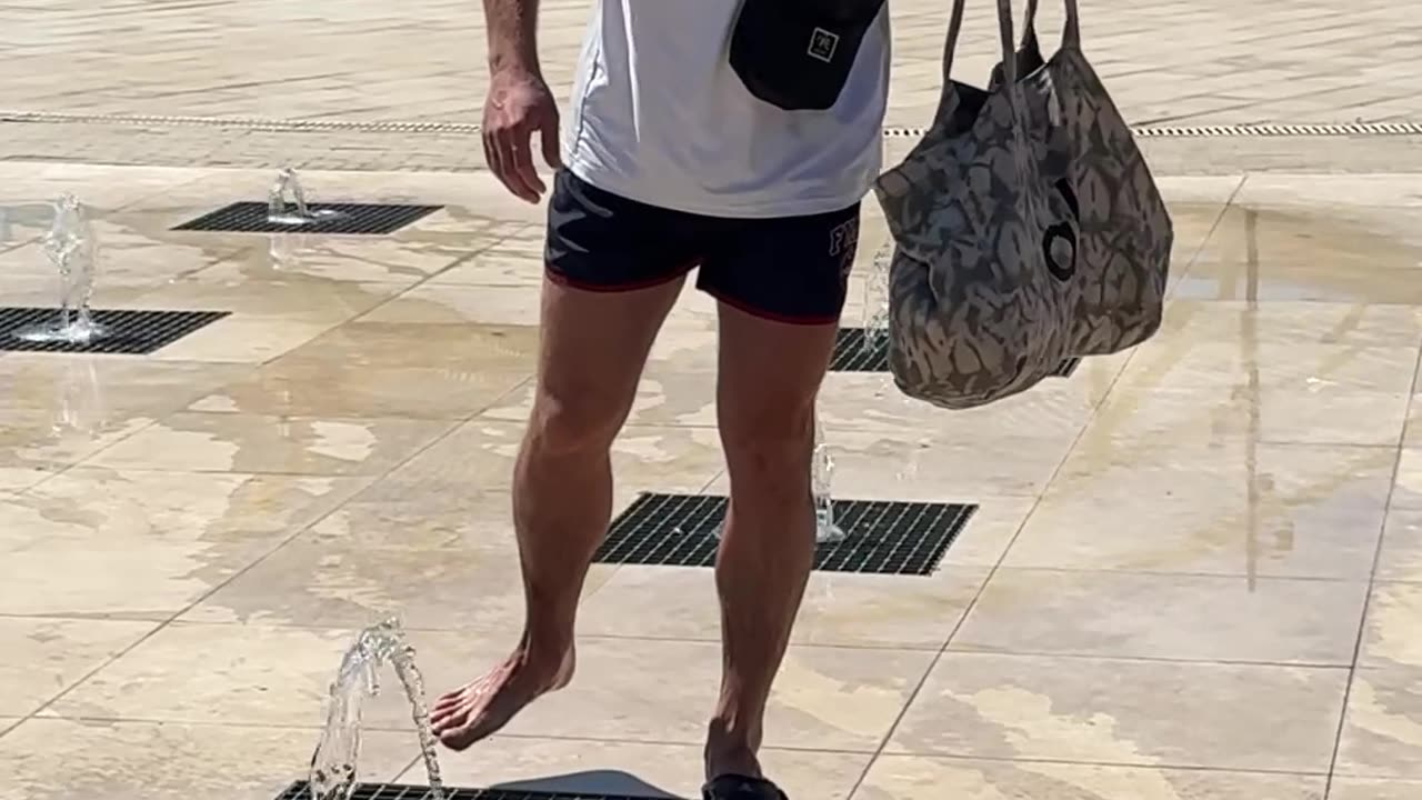 Water Splashing Launches Slipper