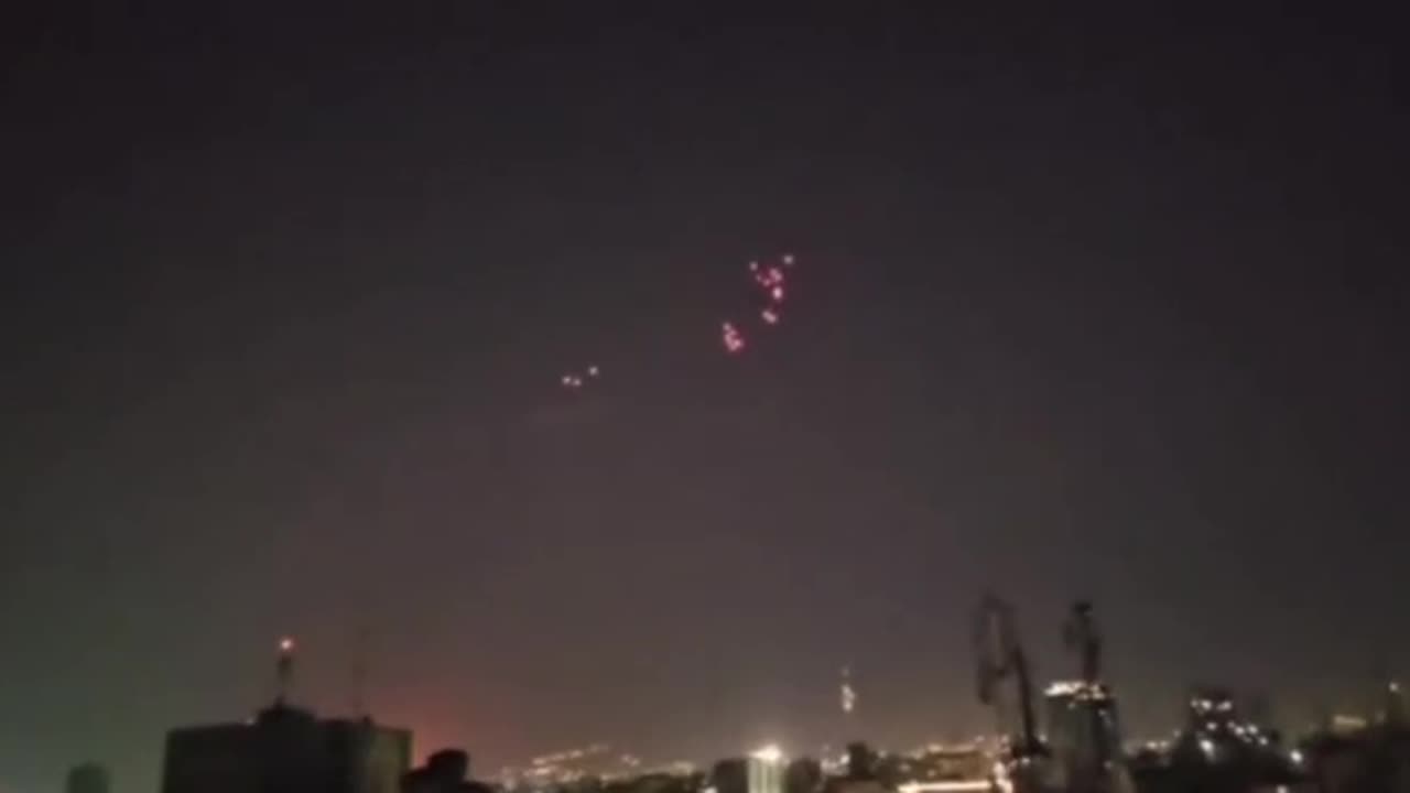The air defense in Tehran is now trying to deal with a major drone attack.