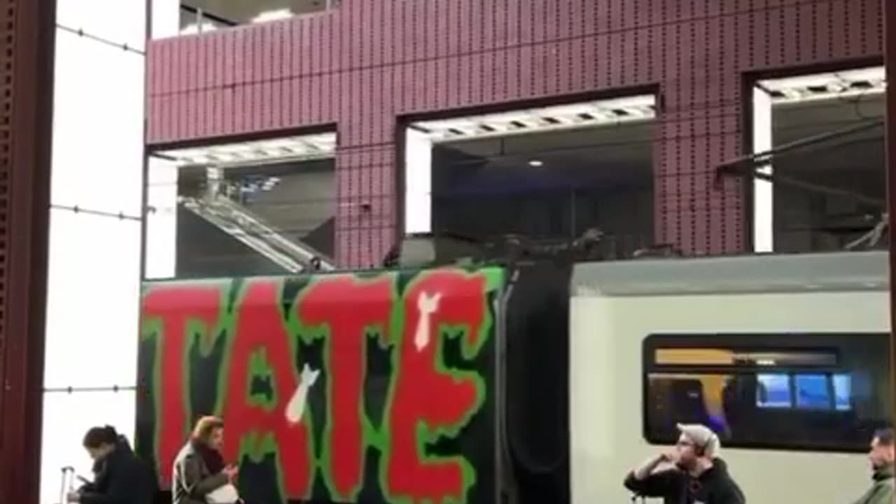 Tutti a bordo. Il treno sta partendo