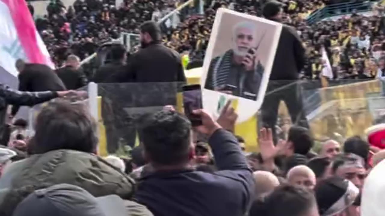 Greta vän på Nasrallahs begravning