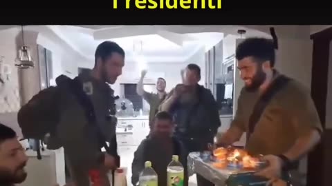 Nel video soldati israeliani festeggiano un compleanno in una casa palestinese illegalmente occupata