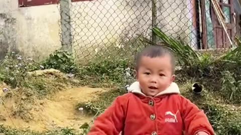 Sapa baby walking barefoot waving to foreign tourists💕