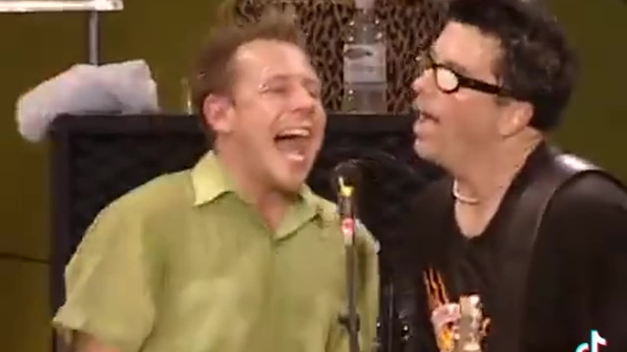 Come Out And Play ~ The Offspring ( Live )