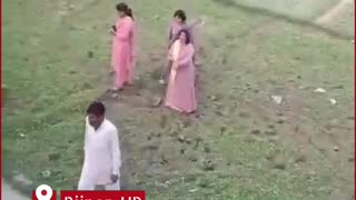 Breaking | Bijnor Clash: Two Groups Brawl in Front of Police, Video Goes Viral